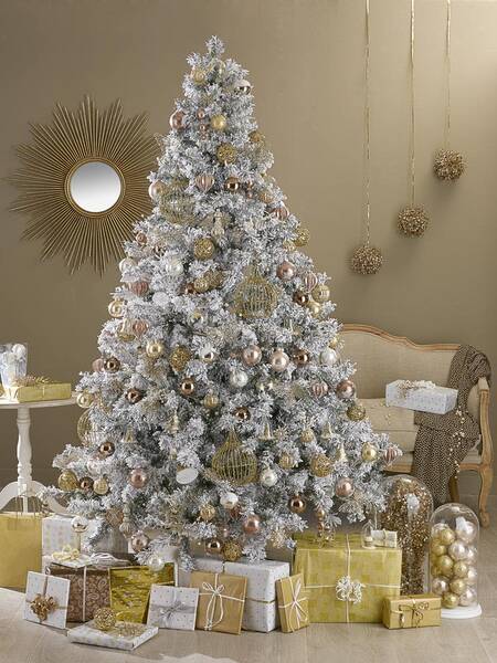 Un árbol de Navidad decorado con juguetes blancos