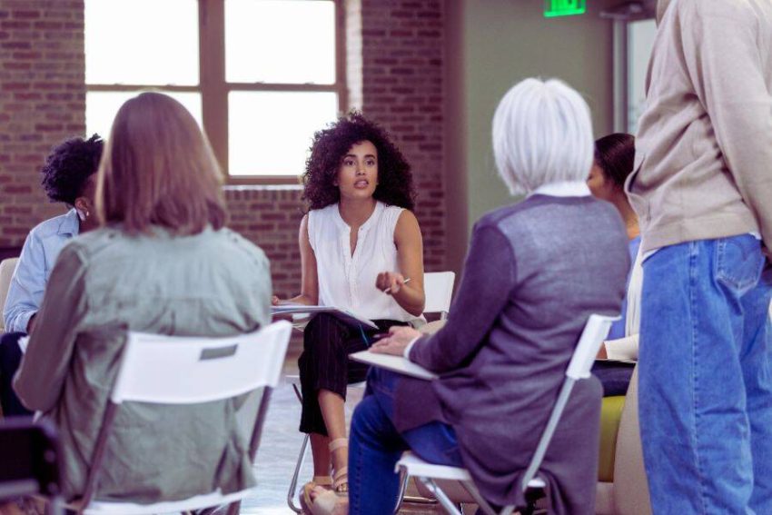 ¿Quién debe entrar primero en el ascensor según las normas de etiqueta??