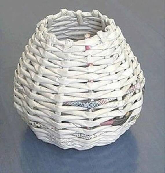 Cómo hacer un cesto para la colada con tubos de periódicos?