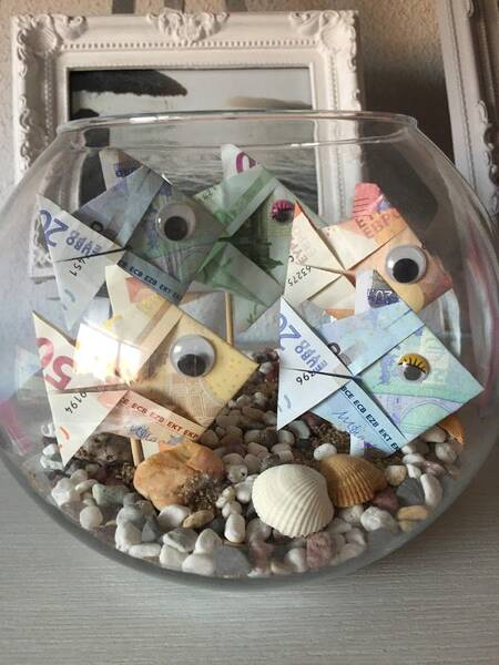 Cómo regalar dinero a un hombre de forma original?