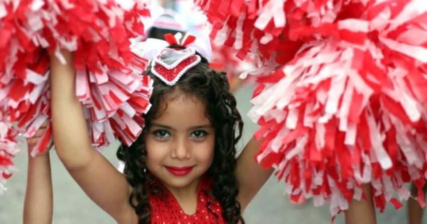 Cómo hacer pompones con bolsas?