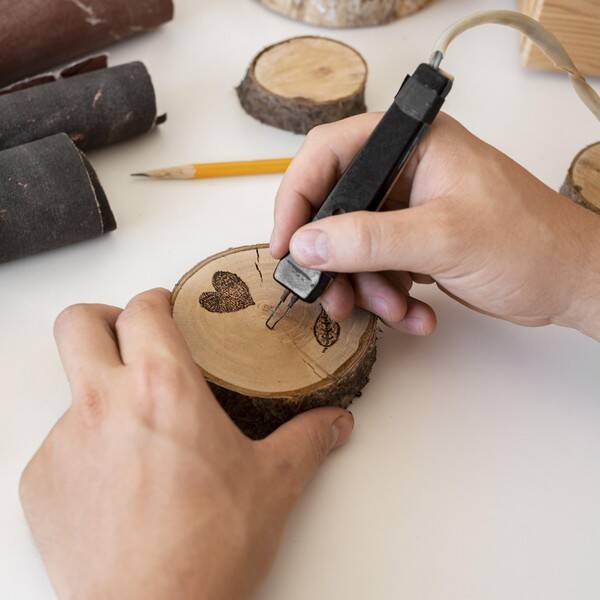 Variedad de dibujos para quemar en una tabla de cortar