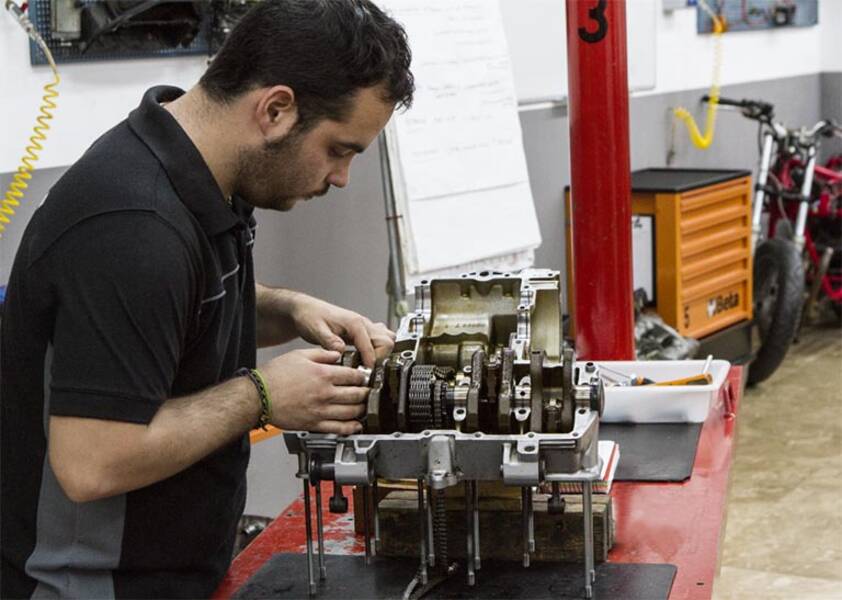 Características de la profesión de aprendiz de mecánico de coches